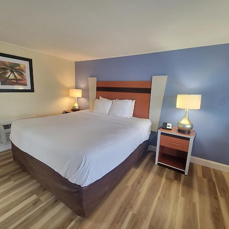 Days Inn By Wyndham - Cape Cod Уэст-Ярмут Экстерьер фото
